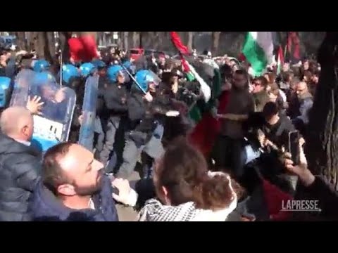 Scontri sotto la sede Rai di Napoli: polizia carica i manifestanti con i manganelli tra le urla:…
