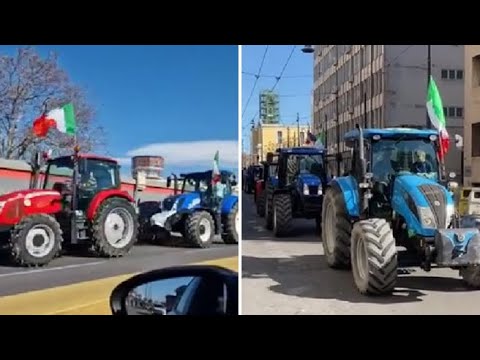 La protesta dei trattori arriva a Napoli: i video dei mezzi in coda tra le strade della città