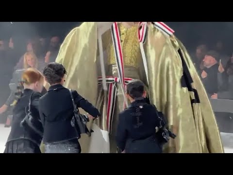 #ThomBrowne mette in scena ‘Il Corvo’ di Edgar Allan Poe alla NYFW