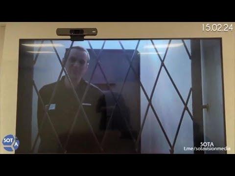 Sorride e scambia battute con il giudice: il video di Navalny dal carcere, un giorno prima della…
