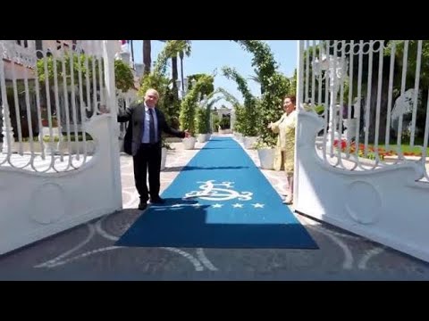 L’interno e il parco del Castello delle Cerimonie, tra colonne e stucchi dorati: lusso e kitsch…