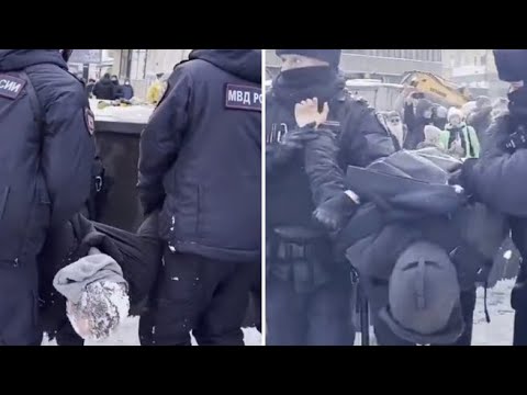 La polizia di Mosca porta via con la forza i cittadini scesi in piazza per ricordare Aleksej…