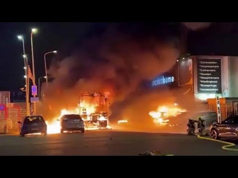 Auto date alle fiamme, lanci di pietre e fumogeni: violenti scontri tra gruppi eritrei e polizia…
