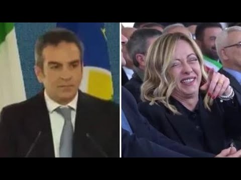 Boato nella sala a Gioia Tauro. Occhiuto resta di stucco, Meloni scoppia a ridere: il…