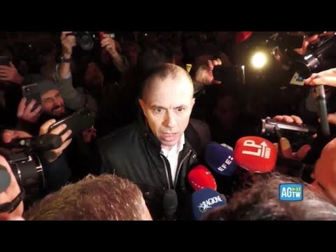 Il leghista Romeo contestato alla fiaccolata per Navalny in Campidoglio, al grido di «Vergogna»