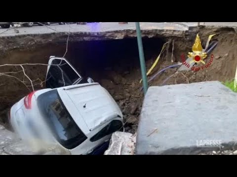 Napoli, il video della voragine che si è aperta in strada al Vomero: due auto ci finiscono dentro