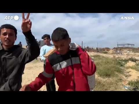 Gaza, gli abitanti accorrono a raccogliere gli aiuti paracadutati