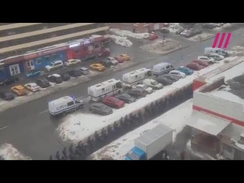 I militari si avvicinano alla chiesa dei funerali di Navalny: la marcia in formazione