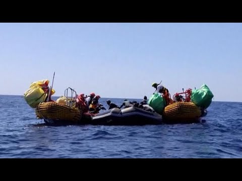 Il video del salvataggio dei migranti a bordo del gommone alla deriva da una settimana in acque…