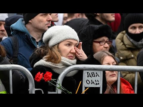 A Mosca la folla in fila per l’addio a Navalny