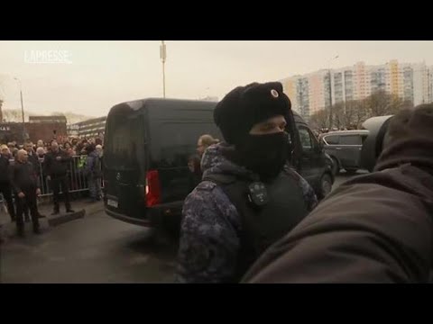 Mosca, applausi mentre la bara di Navalny arriva in chiesa