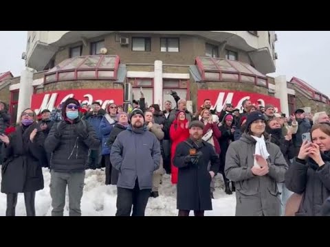 La folla applaude e canta «Navalny» fuori dalla chiesa a Mosca