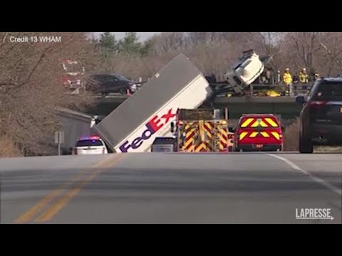 Autoarticolato si ribalta e resta appeso ad un ponte: l’incidente a Pittsford negli Stati Uniti