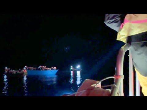 Il video del salvataggio di 135 migranti recuperati al largo delle acque maltesi