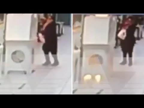 Una donna appicca il fuoco a una cabina elettorale a Mosca