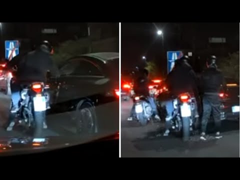 Napoli, rapina armi in pugno all’auto bloccata nel traffico: il video dell’agguato