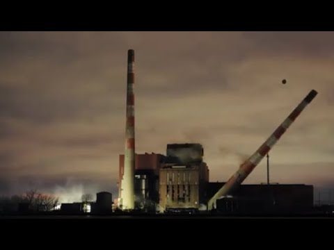 La centrale a carbone viene demolita: le immagini spettacolari