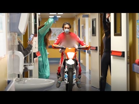 Vanni Oddera motociclista freestyle nelle corsie dell’ospedale: «Così regalo un sorriso ai bimbi…