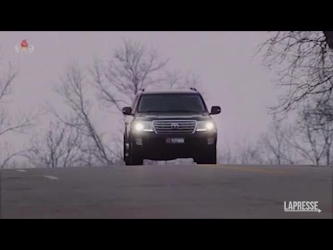 Nord Corea, Kim sull’auto di lusso donata da Putin