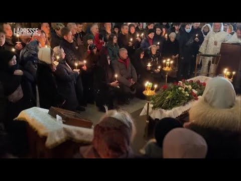 La mamma di Navalny e l’ultimo saluto al figlio: in piedi accanto alla bara