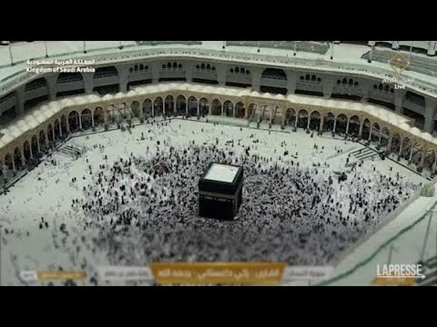 La Mecca, pellegrini musulmani compiono il rito dell’Umrah