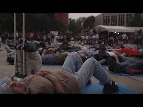 Giornata Mondiale del Sonno, centinaia di persone fanno “siesta di massa” a Città del Messico