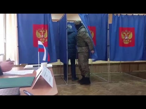 Soldato in mimetica nelle cabine elettorali in Russia: il video virale sui social