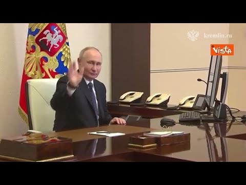 Vladimir Putin vota online per le elezioni presidenziali: il video dalla sua residenza