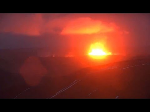 Il momento della nuova eruzione sulla penisola di Reykjanes in Islanda: le esplosioni riprese in…