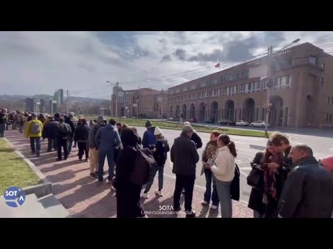 File infinite ai seggi per il voto nelle Ambasciate: in corso la protesta ‘Mezzogiorno contro…