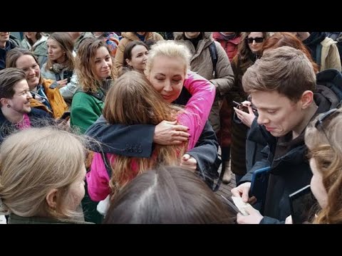 L’abbraccio di Yulia Navalnaya con i manifestanti contro Putin: così tra la folla in coda a…