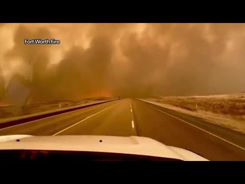 I pompieri guidano attraverso un muro di fiamme in Texas per portare soccorso