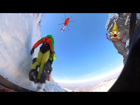 Tre alpinisti bloccati sul monte Mendolè: il salvataggio acrobatico dei Vigili del fuoco