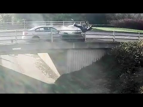 L’auto lo stringe contro il ponte, poi  un’altra macchina  lo scaraventa giù. Il terribile volo…