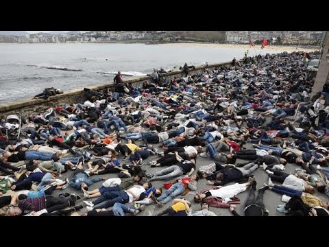 La scenografica manifestazione a San Sebastian: in centinaia sdraiati a terra per simulare i…