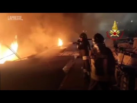 Genova, le fiamme nel porto turistico di Prà: avvolte 8 imbarcazioni