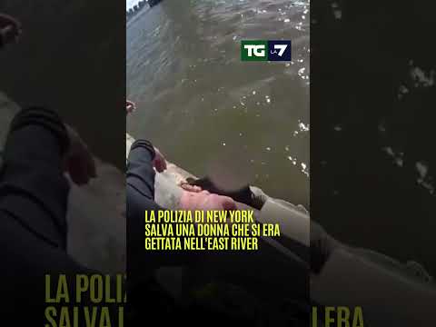 La polizia di #NewYork salva una donna che si era gettata nell’East River