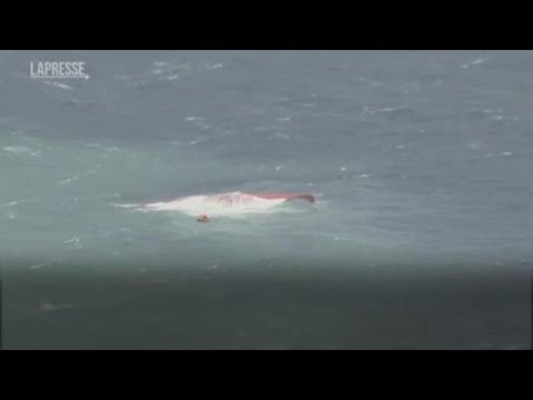 Petroliera sudcoreana si ribalta in mare al largo del Giappone