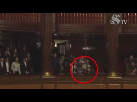 Il video dello studente che fa il gesto della pistola in Senato a Giorgia Meloni