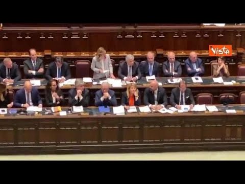 Meloni alla Camera: “Scusate se ho detto ragazzi, diciamo giovani colleghi”. Bagarre…