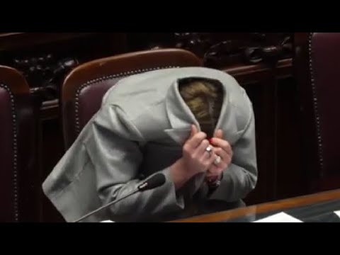 Giorgia  Meloni si copre la testa con la giacca in Aula, perché lo ha fatto