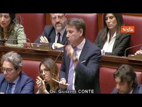 Conte attacca Meloni: «Fa battute sulla mia pochette, ma il problema è quello o l’elmetto che si…