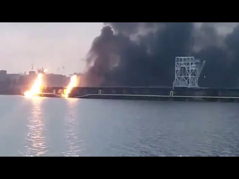 Missili sulla diga di Dnipro all’interno della città di Zaporizhzhia: il video degli incendi