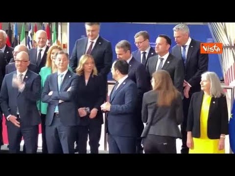 “Sei un po’ alto”, Meloni scherza con gli altri leader alla foto di gruppo al Consiglio Ue