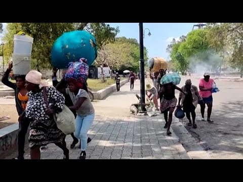 Haiti, le gang sparano per strada: gente in fuga