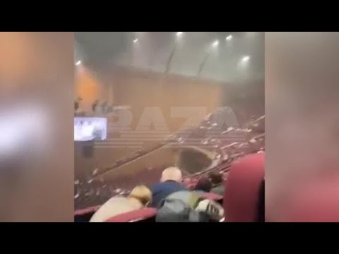 Quando si sentono gli spari nel teatro scoppia il panico: il fuggi fuggi