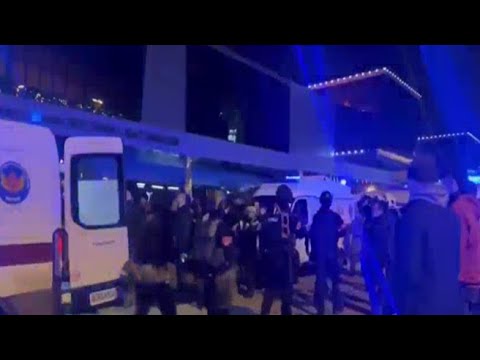 L’arrivo delle forze speciali russe sul luogo dell’attentato al teatro di Mosca