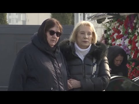 La madre di Navalny sulla tomba del figlio il giorno dopo funerali