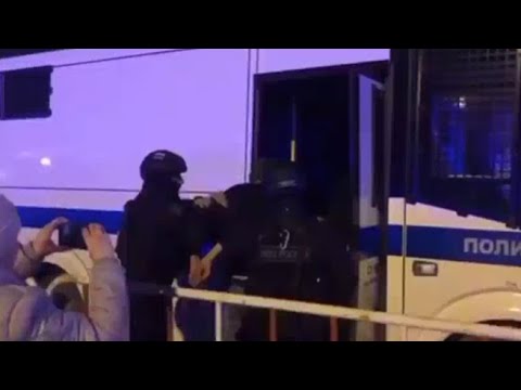 Le forze speciali russe fermano un uomo all’esterno del teatro luogo dell’attentato