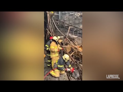 Attentato a Mosca, i soccorritori scavano tra le macerie del teatro distrutto